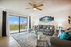 Apartment, Mehrere Betten, Terrasse, Meerblick (Sea Haven 513) | Wohnbereich