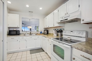 Condo, várias camas, varanda, vista para o oceano (Sea Haven 513) | Cozinha privada | Geladeira, micro-ondas, fogão, cooktop