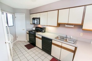 Condo, varias camas, hidromasaje, vista al océano (Hibiscus B201) | Cocina privada | Refrigerador, microondas, horno y parrilla de estufa 