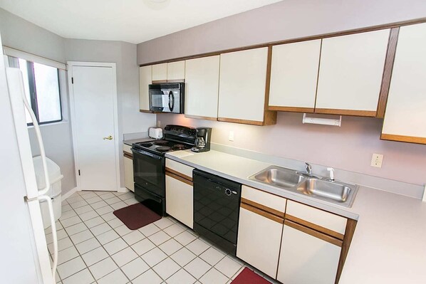 Appartamento, letti multipli, idromassaggio, vista oceano (Hibiscus B201) | Cucina privata | Frigorifero, microonde, forno, piano cottura