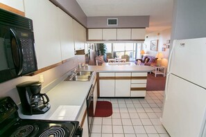 Condo, Berbilang Katil, Hot Tub, Ocean View (Hibiscus B201) | Dapur peribadi | Peti sejuk, ketuhar gelombang mikro, ketuhar, dapur 