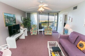 Condo, varias camas, hidromasaje, vista al océano (Hibiscus B201) | Área de sala de estar | Televisión 