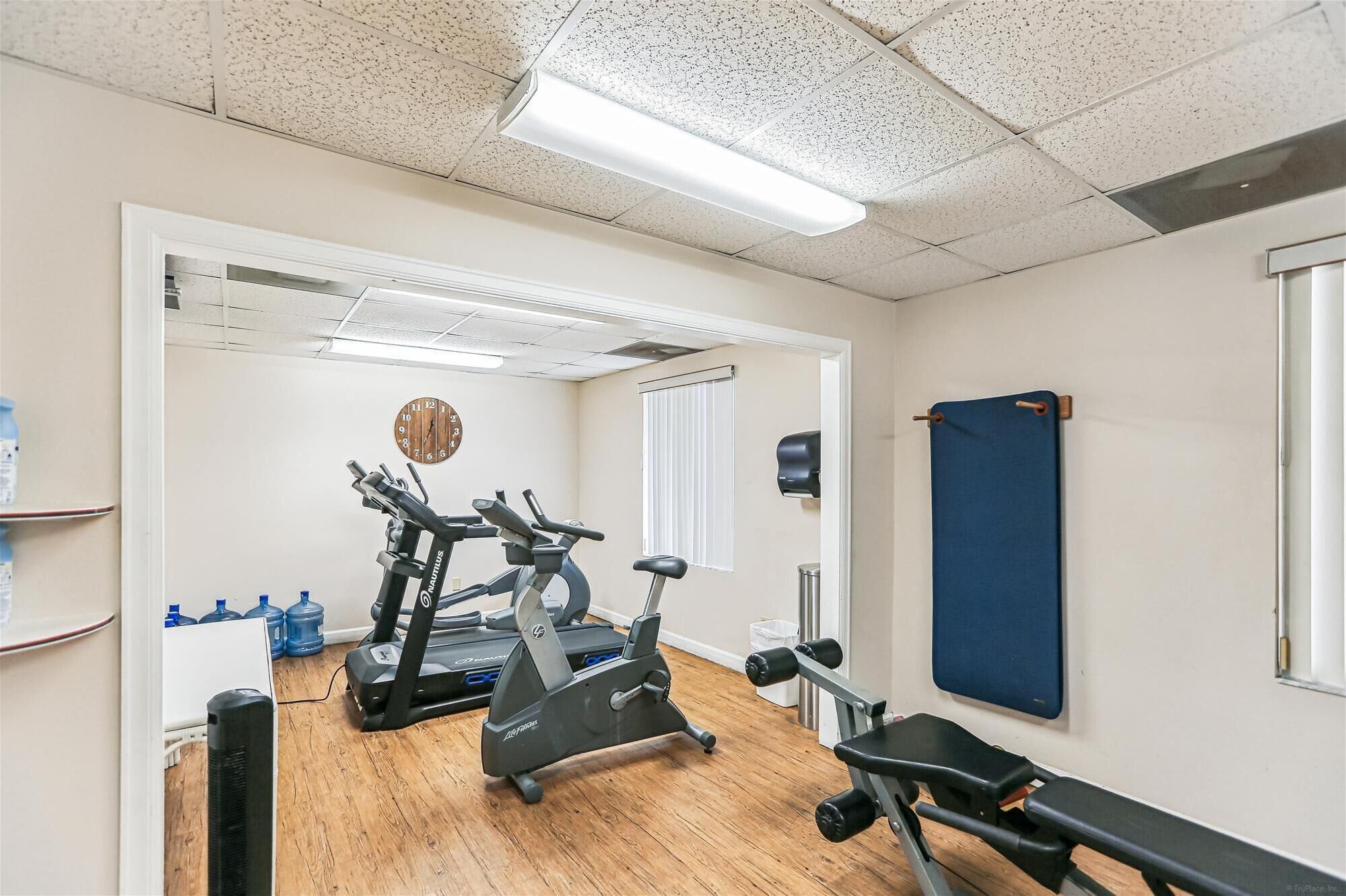 Una palestra con tapis roulant, una cyclette ed una panca per pesi.