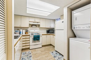 Bloc d'apartaments, diversos llits, banyera d'hidromassatge, vistes a la piscina (OVC - O33) | Cuina privada | Frigorífic, microones, forn i placa de cuina 