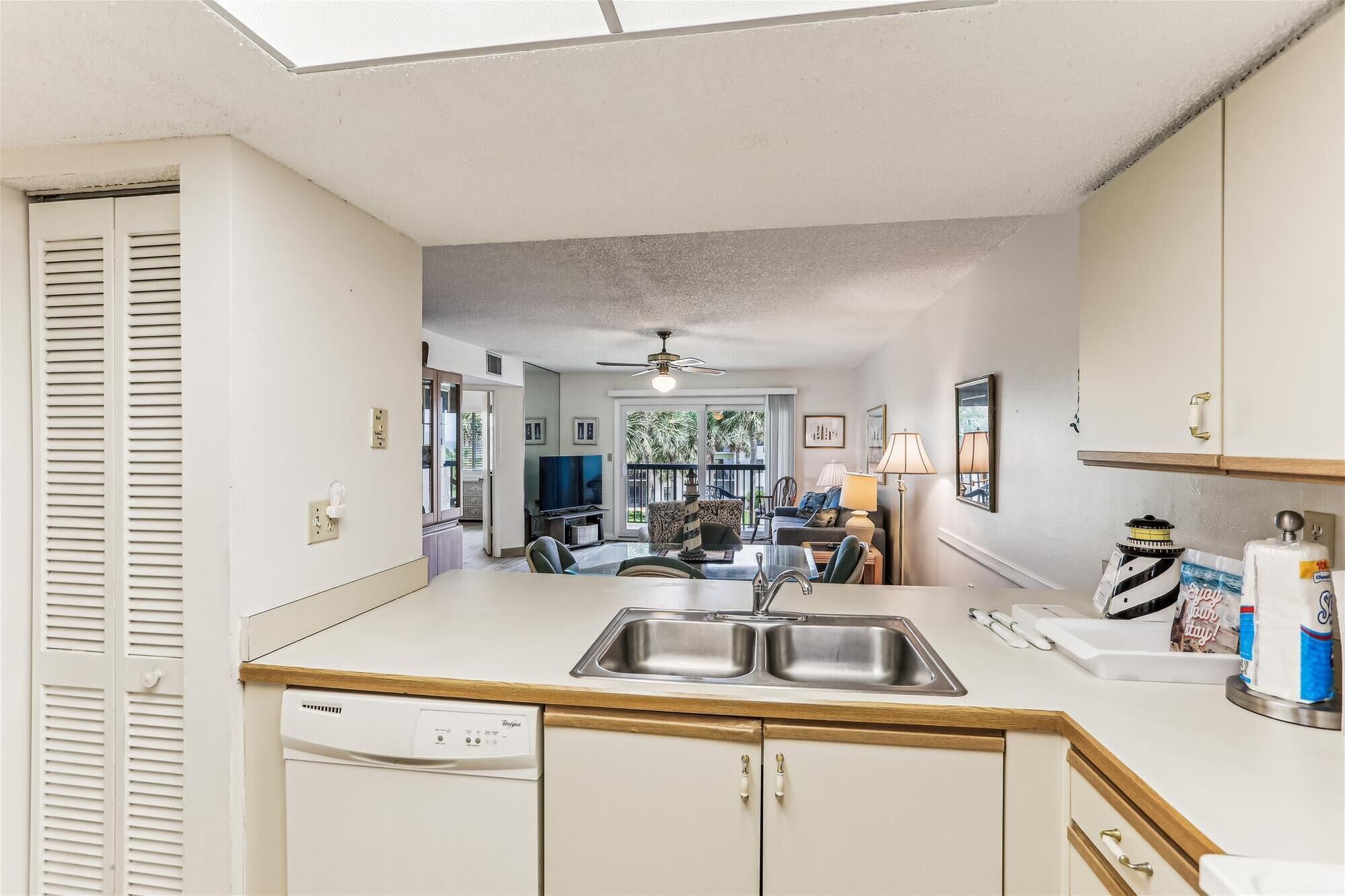 Condo, várias camas, banheira de imersão, vista para a piscina (OVC - O33) | Cozinha privada | Cafeteira/chaleira