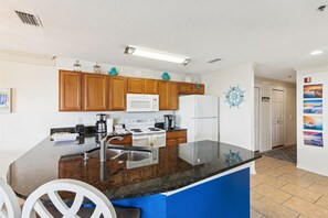 Bloc d'apartaments, 2 llits de matrimoni, banyera d'hidromassatge, vistes a l'oceà (Ocean Gate I304) | Cuina privada | Frigorífic, microones, forn i placa de cuina