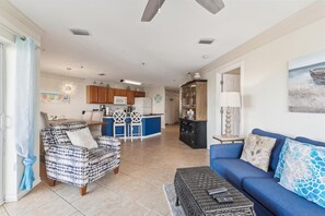 Bloc d'apartaments, 2 llits de matrimoni, banyera d'hidromassatge, vistes a l'oceà (Ocean Gate I304) | Sala d'estar | Televisor 
