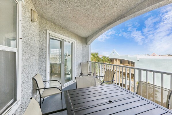 Condo, 2 camas Queen, banheira de imersão, vista para o oceano (Ocean Gate I304) | Opções para refeição ao ar livre