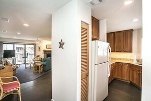 Condo, nhiều giường, bồn tắm nước nóng, quang cảnh biển (Hibiscus C202) | Nội thất