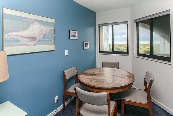 Condo, varias camas, hidromasaje, vista al océano (Hibiscus C202) | Restaurantes