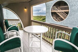 Apartamento, varias camas, bañera de hidromasaje, vistas al mar (Hibiscus C202) | Restaurante al aire libre