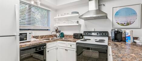 Condo, várias camas, banheira de imersão, vista para o oceano (Hibiscus H201) | Cozinha privada | Geladeira, micro-ondas, fogão, cooktop