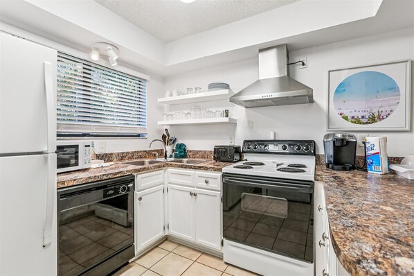 Condo, várias camas, banheira de imersão, vista para o oceano (Hibiscus H201) | Cozinha privada | Geladeira, micro-ondas, fogão, cooktop