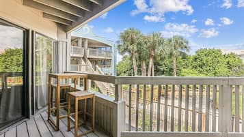 Condo, varias camas, hidromasaje, vista al océano (Hibiscus H201) | Terraza o patio