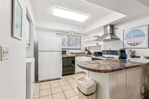 Appart'hôtel, plusieurs lits, bain à remous, vue océan (Hibiscus H201) | Cuisine privée | Réfrigérateur, micro-ondes, four, plaque de cuisson