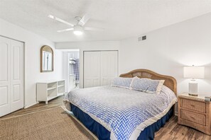 Condo, várias camas, banheira de imersão, vista para o oceano (Hibiscus H201) | 2 quartos, Wi-Fi de cortesia