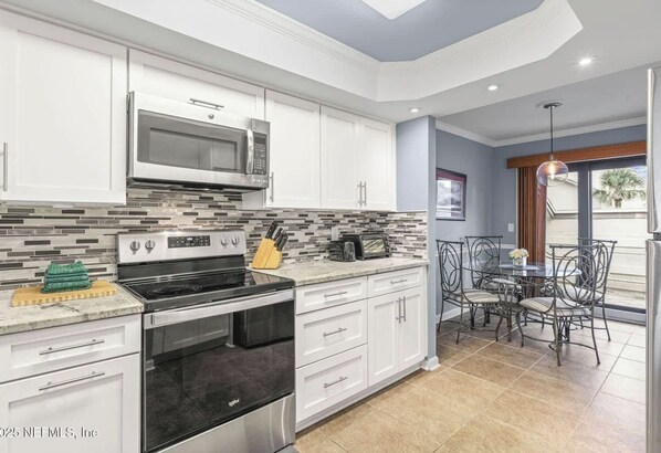 Condo, várias camas, banheira de imersão, vista para o oceano (Sea Winds 39) | Cozinha privada | Geladeira, micro-ondas, fogão, cooktop