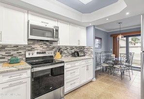 Appart'hôtel, plusieurs lits, bain à remous, vue océan (Sea Winds 39) | Cuisine privée | Réfrigérateur, micro-ondes, four, plaque de cuisson