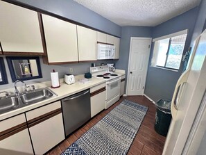 Apartamento, varias camas, bañera de hidromasaje, vistas al mar (Hibiscus A103) | Cocina privada | Frigorífico, microondas, horno y placa de cocina