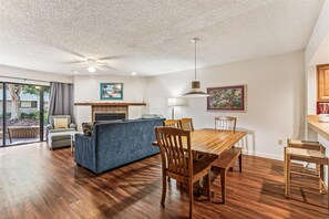 Apartment, Mehrere Betten, Whirlpool, Meerblick | Wohnbereich | Fernseher, Kamin