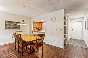Condo, Multiple Beds, Hot Tub, Ocean View | Dining