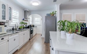 Fridge, microwave, oven, stovetop - Jacksonville Hideaway Modern + Pet-Friendly Unit 1 (Jacksonville)