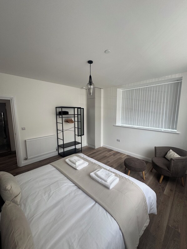 1 habitación, tabla de planchar con plancha, wifi y ropa de cama