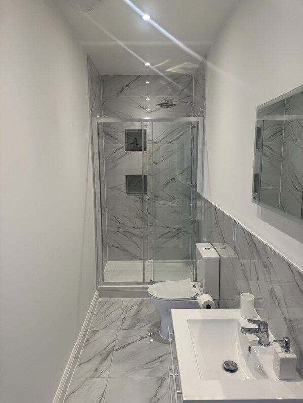 Dusj, hårføner og håndklær