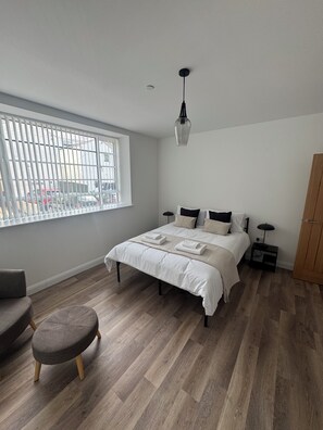 1 habitación, tabla de planchar con plancha, wifi y ropa de cama