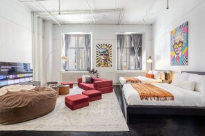 1 bedroom, iron/ironing board, WiFi, bed sheets - Old Port Loft Gem | Stylish Old Montreal Stay (Montréal)