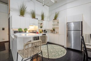 Geladeira, micro-ondas, fogão, cooktop