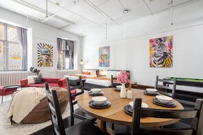 Dining - Old Port Loft Gem | Stylish Old Montreal Stay (Montréal)