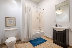 Hair dryer, towels - Old Port Loft Gem | Stylish Old Montreal Stay (Montréal)