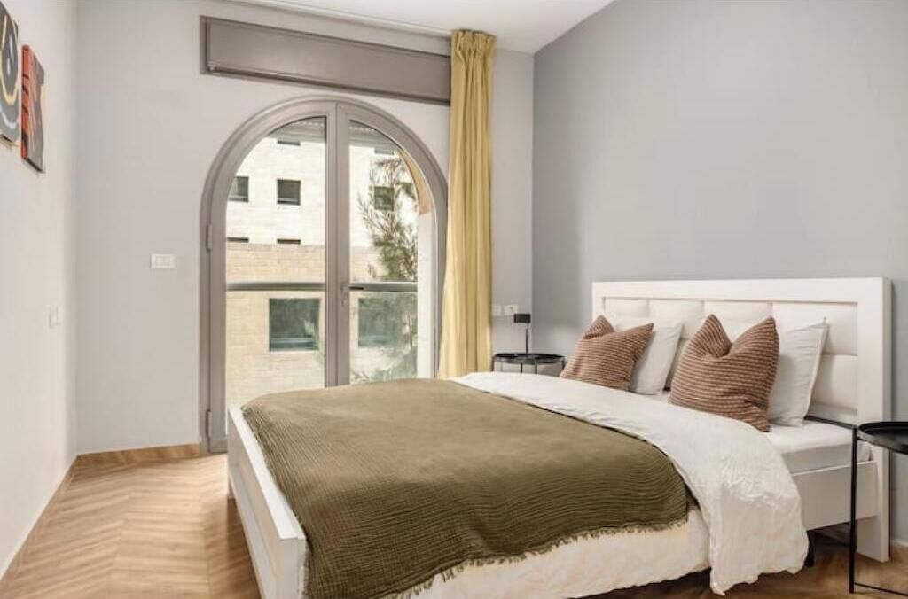 4 habitaciones, tabla de planchar con plancha, internet y ropa de cama 
