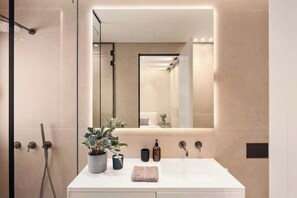 タオル、石鹸、トイレットペーパー
