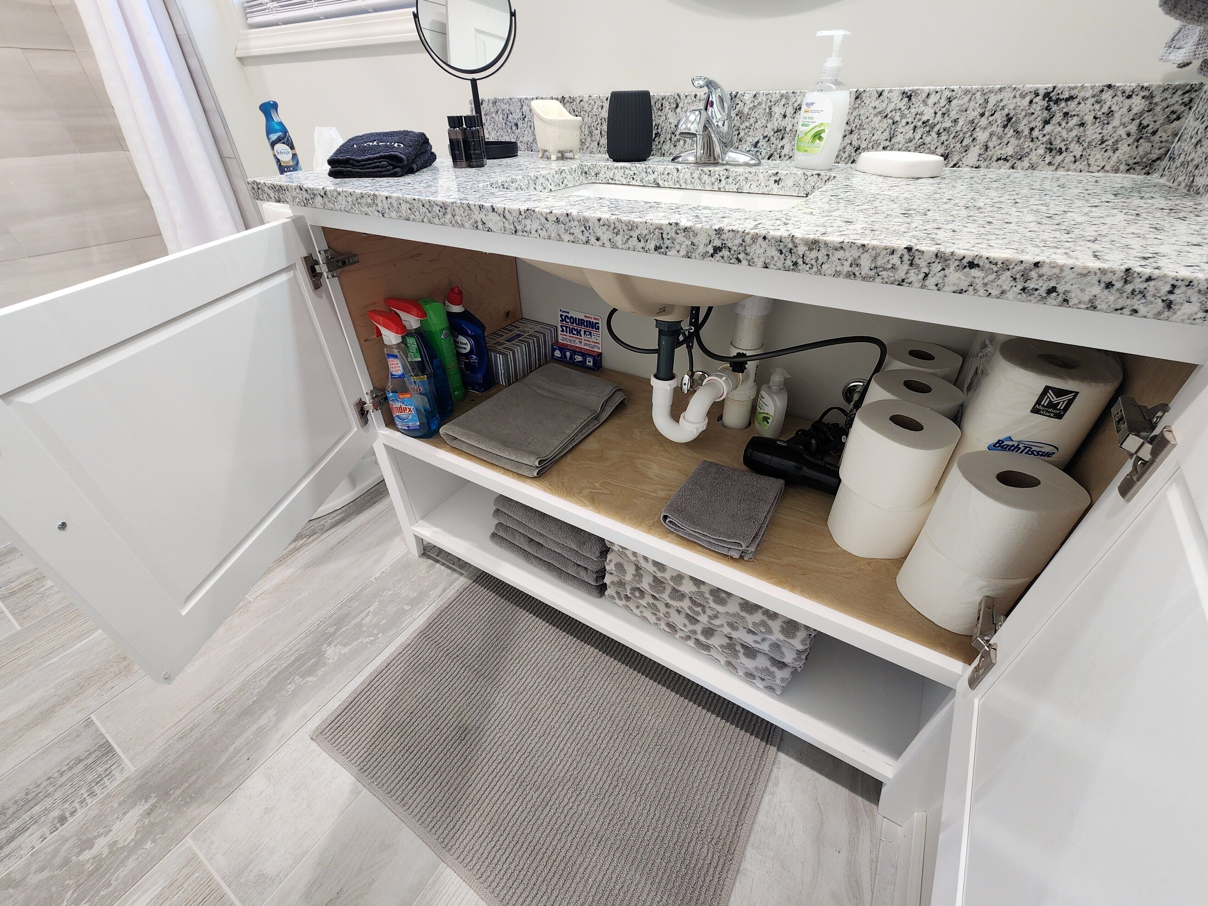 Secador de pelo, toallas, jabón, shampoo