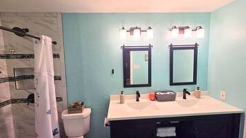 Shower, jetted bath, hair dryer, towels