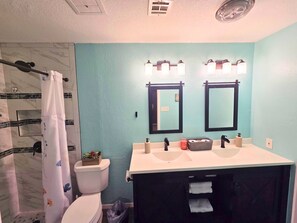 Shower, jetted bath, hair dryer, towels