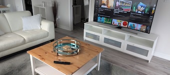 Lakehouse Peaceful Cottage Modern Retreat - Pet Friendly!