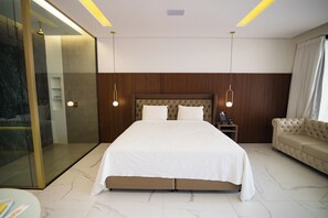 Phòng Suite Deluxe | Bàn, khu vực làm việc phù hợp cho laptop, bàn ủi/dụng cụ ủi quần áo 