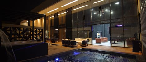 Presidential Suite | Laptop workspace, iron/ironing board, free WiFi, bed sheets