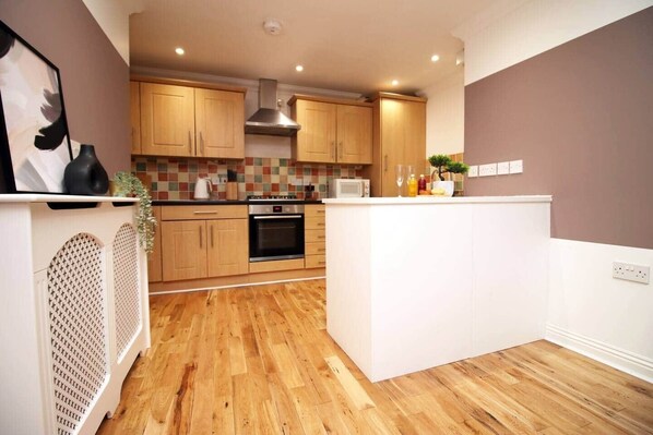 Kühlschrank, Mikrowelle, Ofen, Herdplatte