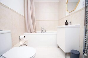 Douche, sèche-cheveux, shampoing