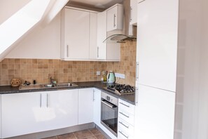 Fridge, microwave, oven, stovetop - Boho Flat, Sleeps 6, Near Beach! (Bournemouth)