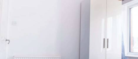 2 makuuhuonetta, silitysrauta/-lauta, Wi-Fi, vuodevaatteet