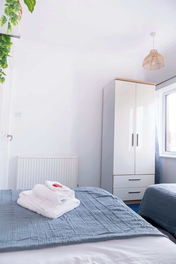 2 bedrooms, iron/ironing board, WiFi, bed sheets - Boho Flat, Sleeps 8, Near Beach Ideal For Groups (Bournemouth)