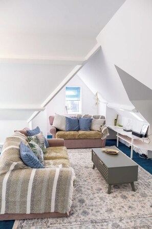 TV, offices - Boho Flat, Sleeps 8, Near Beach Ideal For Groups (Bournemouth)