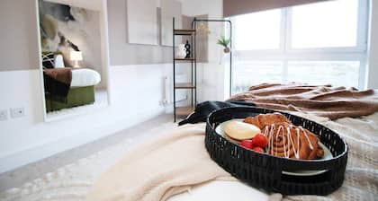 Stylish modern retreat overlooking Poole Quay