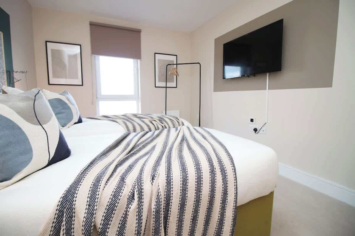 2 bedrooms, iron/ironing board, travel cot, WiFi