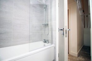 Douche, sèche-cheveux, serviettes fournies, shampoing